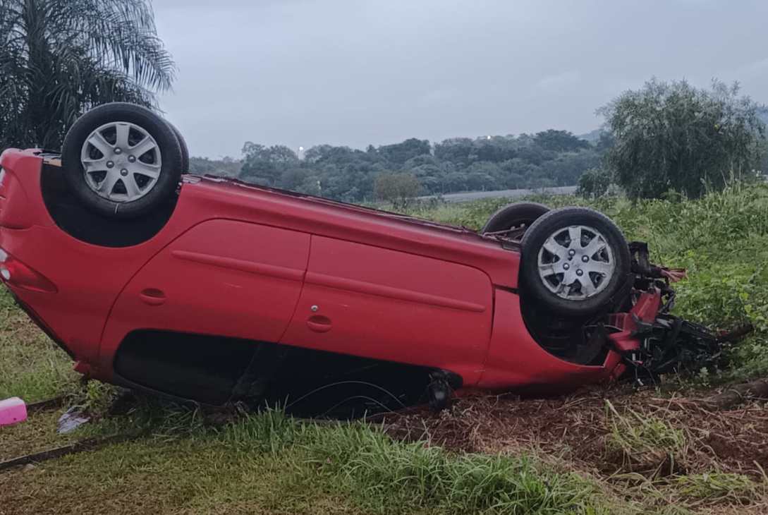 Un auto despistó y volcó en el Acceso Oeste de Posadas: hay una mujer herida